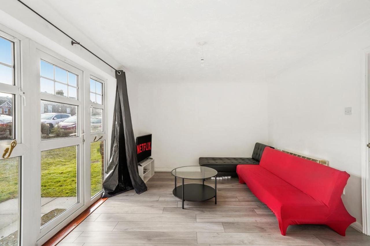 Cozy Luton Town Centre Retreat Apartment Exterior photo